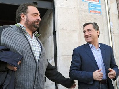 Xabier Agirre (a la derecha) es saludado por el exconsejero de Agricultura Gonzalo Sáenz de Samaniego, tras repetirse la votación para elegir el ABB.
