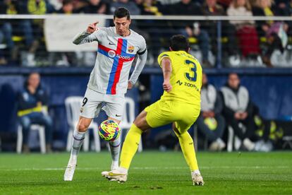 Robert Lewandowski encara a Raúl Albiol durante el Villarreal-Barcelona de este domingo.