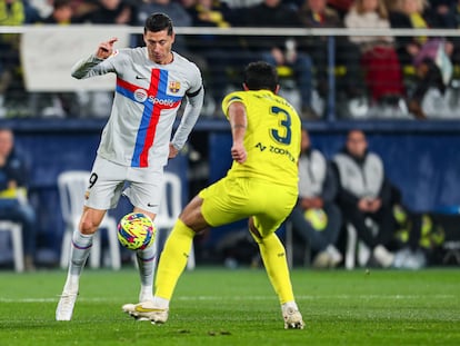 Robert Lewandowski encara a Raúl Albiol durante el Villarreal-Barcelona de este domingo.