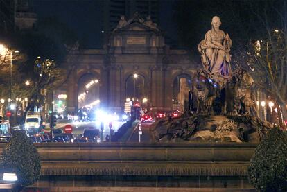 La fuente de Cibeles y la Puerta de Alcalá quedaron  a oscuras en Madrid.