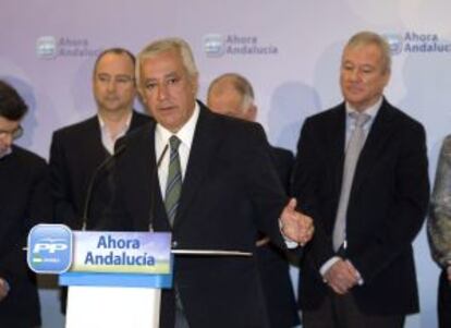 El presidente del Partido Popular andaluz, Javier Arenas, y el presidente de la Región de Murcia, Ramón Luis Varcárcel, a su izquierda, en el acto de esta mañana en Almería.