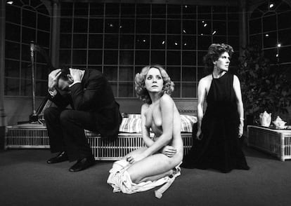 Obra de teatro 'La piel del limón', dirigida en 1976 por Alberto González Vergel e interpretada por Charo Soriano, Pilar Bardem y Pilar Bayona. En escena, desnudo integral de Pilar Bayona, uno de los primeros de la Transición.