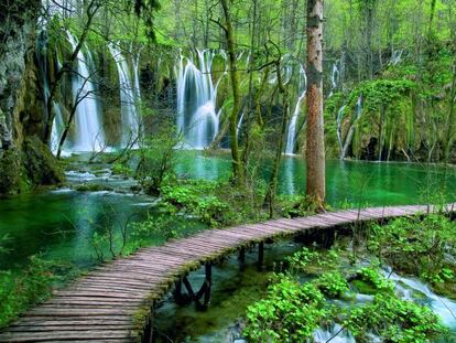 Suele etiquetarse a Croacia como un destino, principalmente, de sol y playa, gracias a la singularidad de sus playas. Pero solo es un aspecto más de un país de paisajes diversos, que puede hacer las delicias de los turistas que buscan perderse por espacios verdes. Por ejemplo, los del Parque Nacional de los Lagos de Plitvice, cerca de la frontera con Bosnia. Con hasta 16 lagos, enlazados por cascadas y saltos de agua, es Patrimonio de la Humanidad por la Unesco.