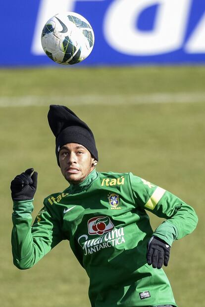Neymar se entrena con la selección brasileña en Nyon (Suiza), que encara el encuentro amistosos frente a Italia.