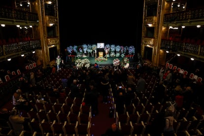 Vista general de la capilla ardiente en la Sala Principal en el Teatro Español.