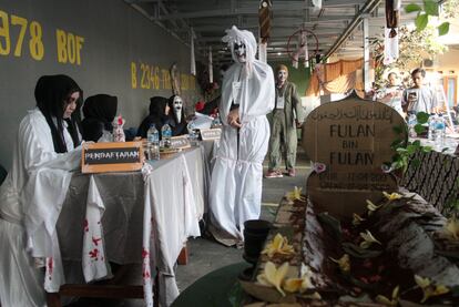 Funcionarios visten disfraces de fantasmas indonesios durante las elecciones presidenciales en un centro de votación en Jakarta.