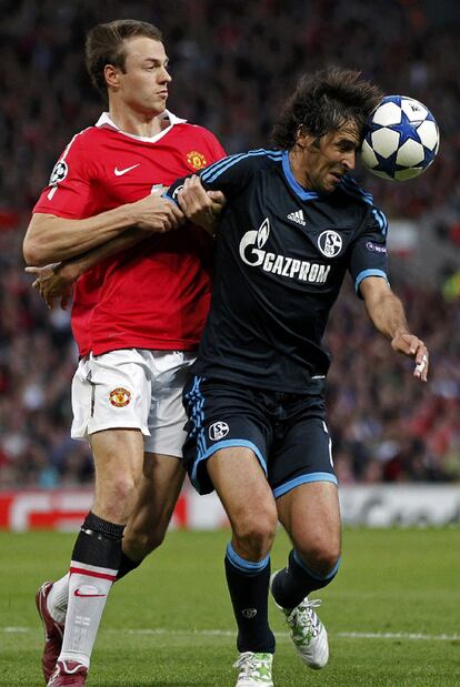 Raúl controla el balón ante Evans. Abajo, Guardiola, en Old Trafford.