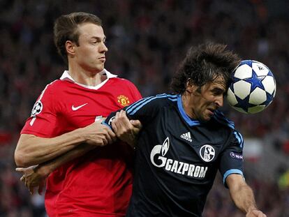 Raúl controla el balón ante Evans. Abajo, Guardiola, en Old Trafford.