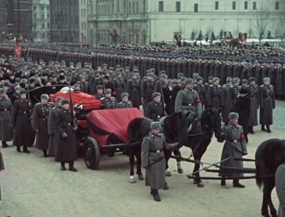 Fotograma de la película 'Funeral de Estado', con una imagen de archivo del funeral de Joseph Stalin en marzo de 1953.