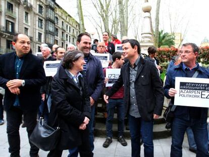 Asier Arraiz, en el centro, acompañado por otros dirigentes de la izquierda abertzale, antes de declarar en un juzgado bilbaíno el pasado 2 de abril.