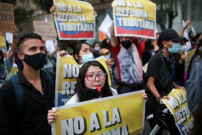 Sindicatos de trabajadores, docentes, organizaciones civiles, indígenas y otros sectores rechazan el proyecto del presidente Duque y marchan hacia el Congreso.