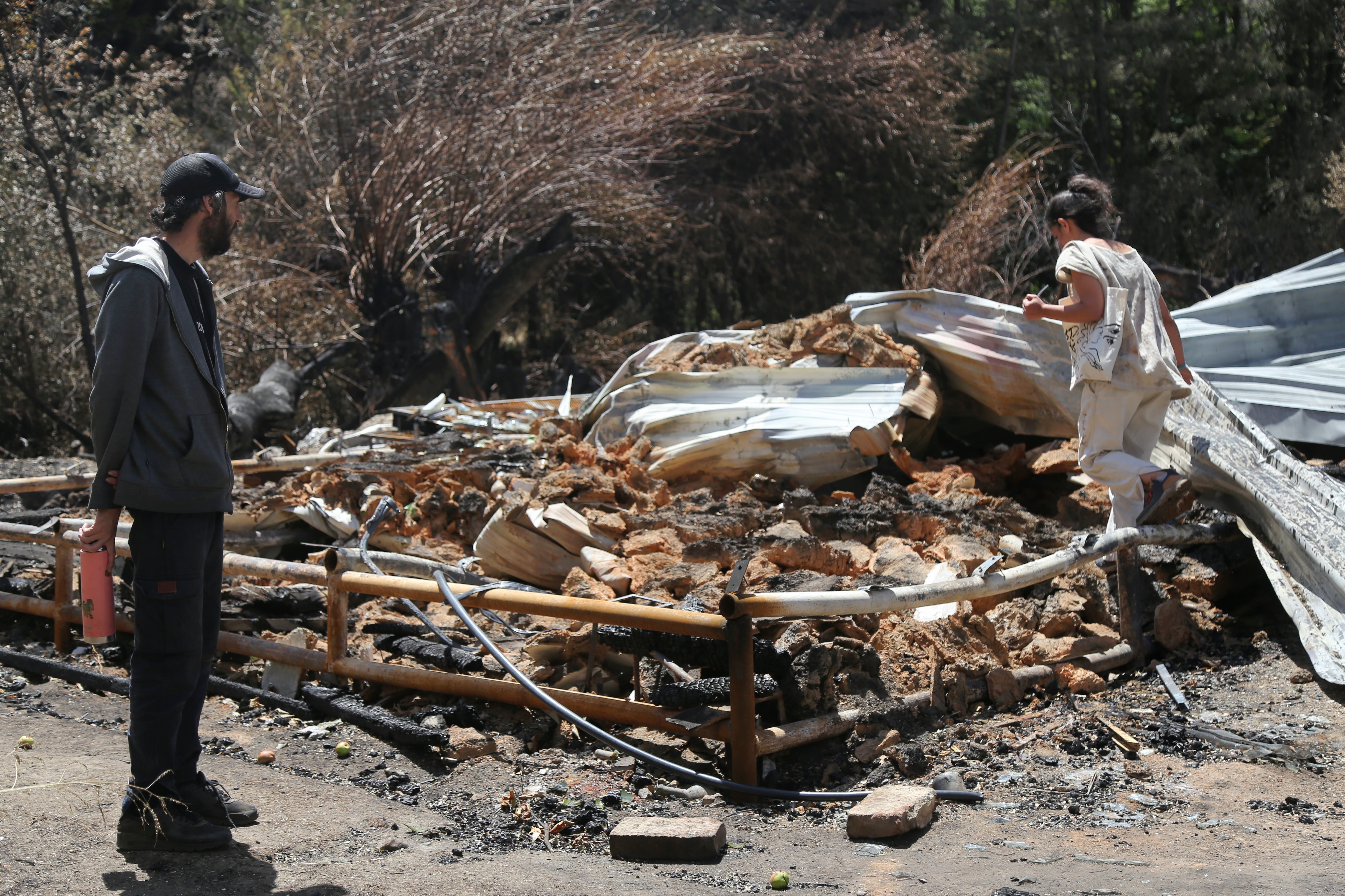 Vecinos de la localidad de Chubut,  afectados por los incendios.