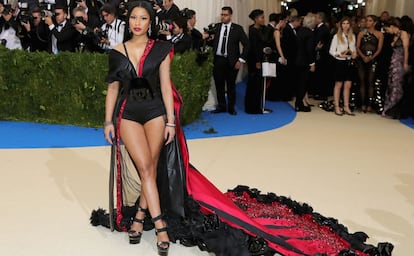 El low cost también estuvo presente en la Gala Met y Nicki Minaj llevó un modelo de H&M. En la cintura lucía un detalle con la cara de la homenajeada Rei Kawakubo.