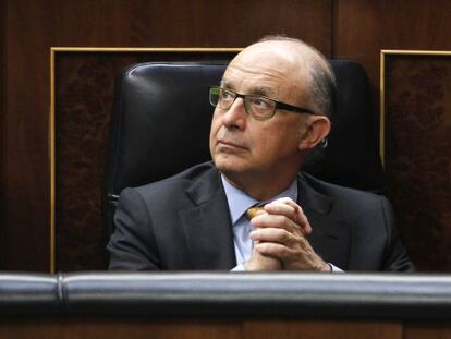 El ministro de Hacienda, Cristóbal Montoro, hoy, durante el debate del proyecto de ley de medidas fiscales para la sostenibilidad del sistema energético en el Congreso de los Diputados.