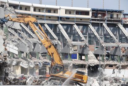 Una máquina demoliendo parte de las gradas del fondo norte del estadio.