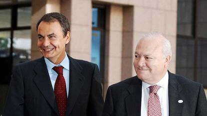 José Luis Rodríguez Zapatero y Miguel Ángel Moratinos, a su llegada a la cumbre el pasado viernes.