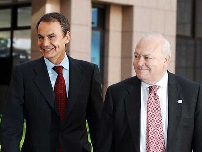 José Luis Rodríguez Zapatero y Miguel Ángel Moratinos, a su llegada a la cumbre el pasado viernes.