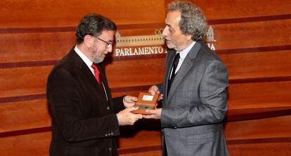 Jos&eacute; Chamizo entrega al presidente del Parlamento, Manuel Gracia, su informe anual.