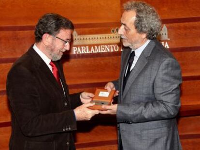 Jos&eacute; Chamizo entrega al presidente del Parlamento, Manuel Gracia, su informe anual.
