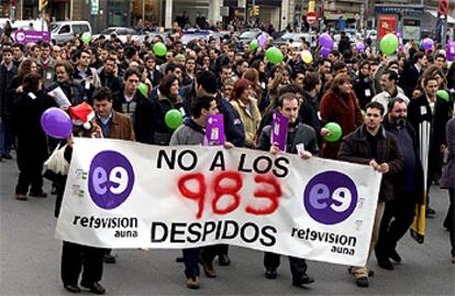 Un grupo de trabajadores de Auna protesta por los despidos en Barcelona.