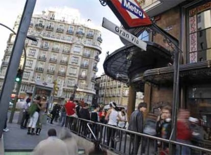 La confluencia de la Gran Vía con la calle de la Montera, en pleno corazón de Madrid, es uno de los  escenarios de las andanzas de Nadia y los pequeños <i>descuideros</i> rumanos.