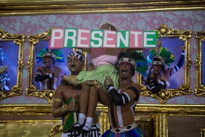 Desfile da Mangueira é campeão do Carnaval Rio 2019 com enredo 'História para ninar gente grande', que lembrou heróis da resistência negros e índios. Um dos heróis lembrados foi a vereadora Marielle Franco, assassinada em março de 2018, representada por esta garota no desfile na Sapucaí. 