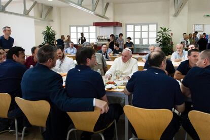 Fotografía facilitada por el diario vaticano "L'Osservatore Romano" que muestra al papa Francisco mientras almuerza junto a algunos empleados de la Santa Sede en el comedor del Vaticano.