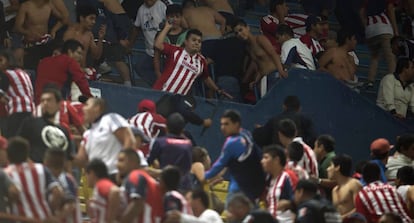 Las agresiones de los barra brava de Chivas