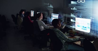 Grupo de programadores escribiendo código durante la noche.