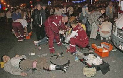 Un grupo de sanitarios atiende a los heridos tras una explosión en un concierto celebrado para festejar el día de la independencia en Minsk.