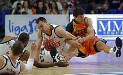 Maciulis y Lucic pugnan por el balón