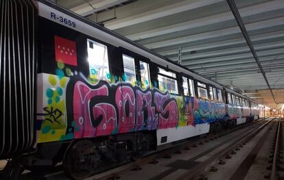 Vista de uno de los trenes pintados por grafiteros en Metro de Madrid, el pasado 3 de noviembre.