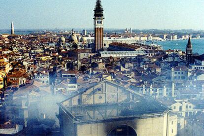 Vista aérea del teatro de ópera La Fenice de Venecia, tras el incendio de 1996.