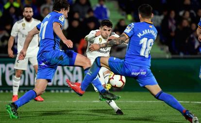 Brahim dispara ante el cruce de dos defensas del Getafe.