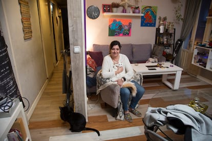 Lidia en su vivienda del barrio madrileño de Tetuán que planea adquirir un fondo buitre.