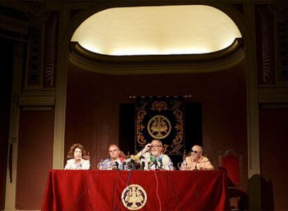 De izq. a dcha., la historiadora Carmen Iglesias, Carlos Martínz Gorriarán, miembro de UPyD, y los escritores Fernando Savater y Álvaro Pombo, en la presentación de <i>El Manifiesto por una lengua común</i>.