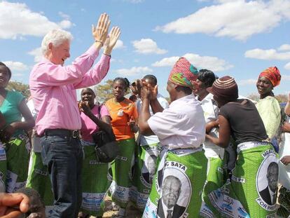 Bill Clinton baila con mujeres africanas en Zambia, el pasado 2 de agosto.