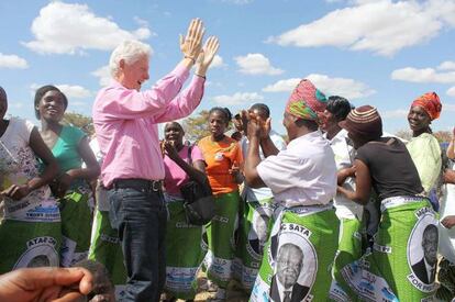 Bill Clinton baila con mujeres africanas en Zambia, el pasado 2 de agosto.