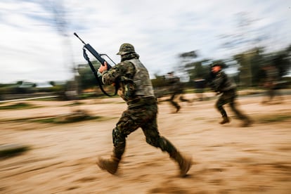 Un soldado ucraniano, en un ejercicio de fuego y movimiento, el 4 de noviembre en la Academia de Infantería de Toledo. 