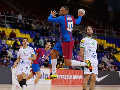 Ben Ali lanza durante un partido entre el Barcelona y el Antequera.