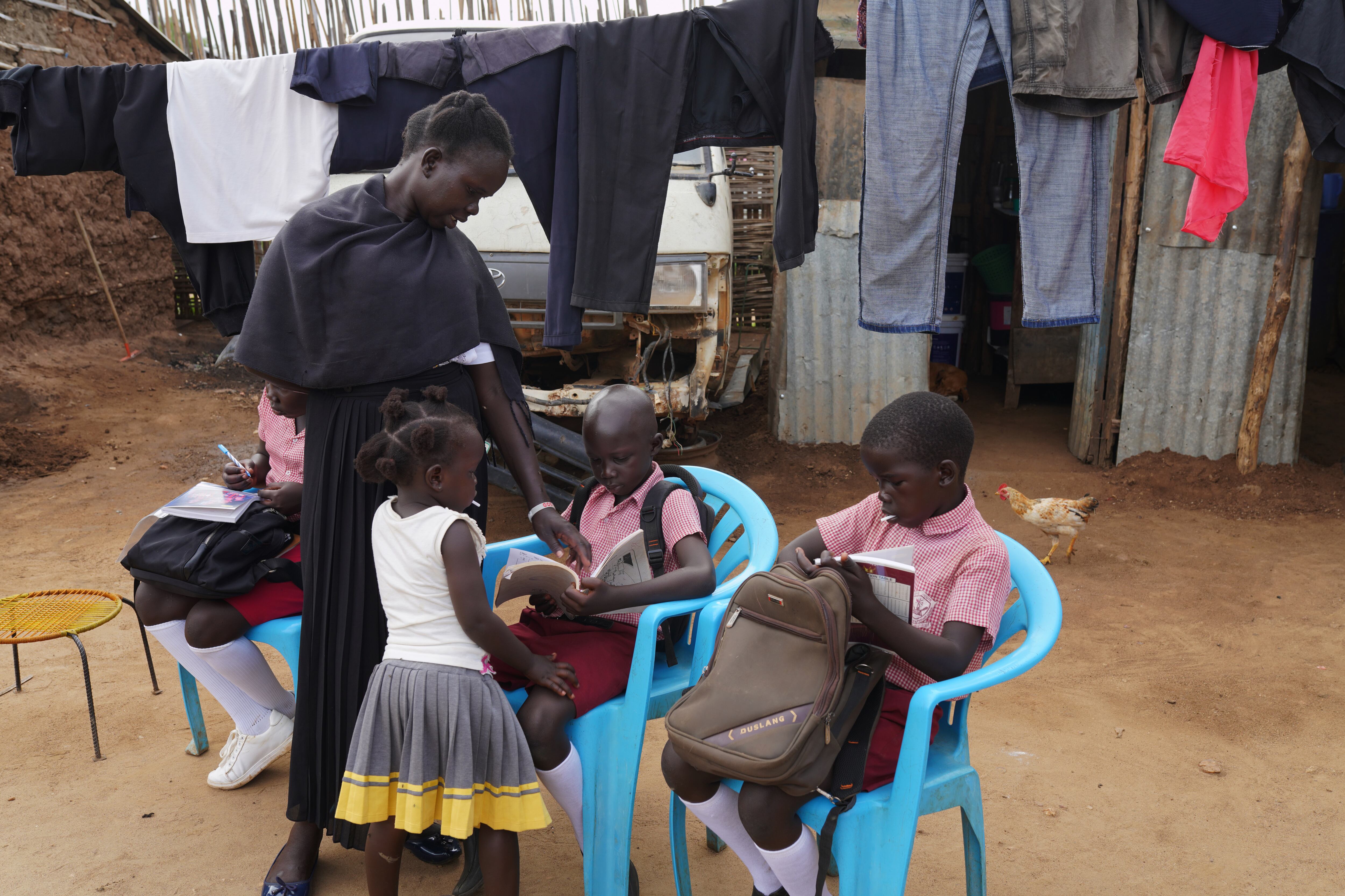 Sarah Seluwa habla con sus hijos antes de llevarlos a la escuela en Juba (Sudán del Sur) tras la reapertura de las aulas después de la pandemia de covid-19.