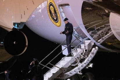 El presidente Joe Biden, a su llegada a la base aérea de Dover tras un viaje de campaña a Las Vegas, donde fue diagnosticado de covid, el 17 de julio de 2024. 