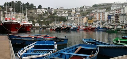 El muelle, con el barrio del Cambaral al fondo, es el centro histórico del pueblo y su lugar más animado.