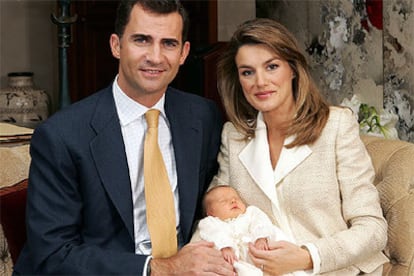 Los Príncipes de Asturias con su primogénita Leonor, en el salón de su casa, en el recinto de La Zarzuela.