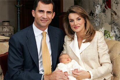 Los Príncipes de Asturias con su primogénita Leonor, en el salón de su casa, en el recinto de La Zarzuela.