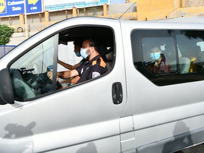 Una furgoneta repatría a menores marroquíes, el 16 de agosto en Ceuta.