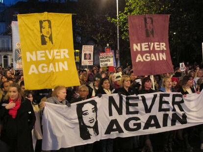 Protesta en Dublín hace dos semanas por la muerte de Savita Halappanavar.