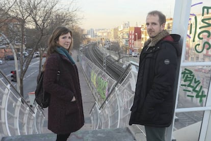 Eva López e Iñaki Olazabal, dos de los vecinos que piden el apeadero en el barrio.