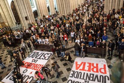 Misa en la Catedral Metropolitana, en São Paulo, en memoria del recolector ejecutado por un agente del Estado.