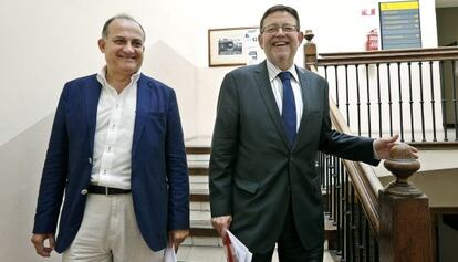 El portavoz local Joan Calabuig y el secretario general del PSPV, Ximo Puig, en el Ayuntamiento de Valencia. 